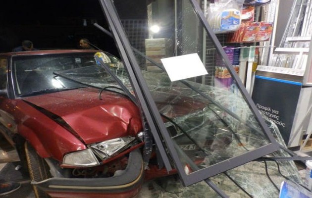 «Μπούκαρε» σε κατάστημα με το αυτοκίνητο (φωτογραφίες)