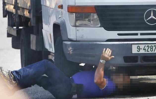 ΦΩΤΟ ΣΟΚ! Παλαιστίνιος φορτηγατζής “λιώνει” Ισραηλινό κάτω από τις ρόδες του!