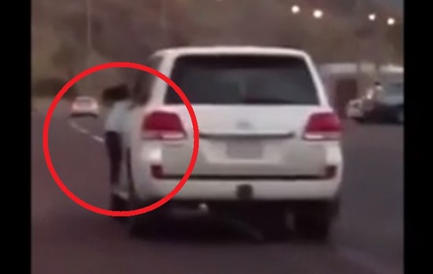Έτρεχε με 100 χλμ την ώρα και η κόρη του κρεμόταν έξω από το αυτοκίνητο (βίντεο)