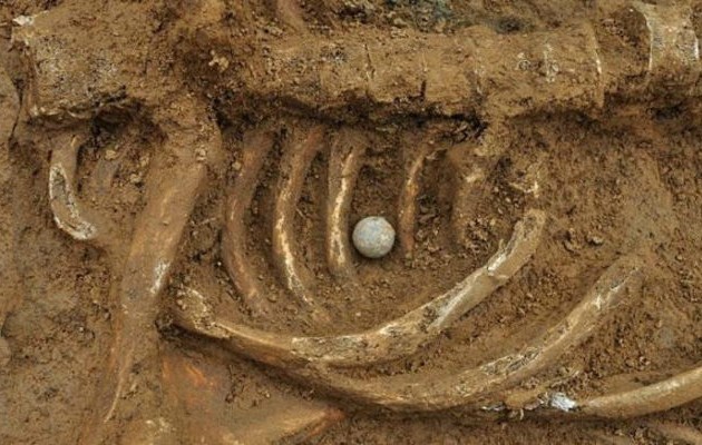Ανακαλύφθηκε ανθρώπινος σκελετός σε πεζοδρόμιο στη Σητεία