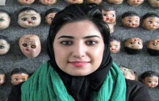 Τεστ παρθενίας σε Ιρανή σκιτσογράφο μετά τη χειραψία με τον δικηγόρο της!