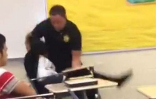 Εικόνες σοκ! Αστυνομικός χτυπάει μαθήτρια μέσα στην τάξη! (βίντεο + φωτο)