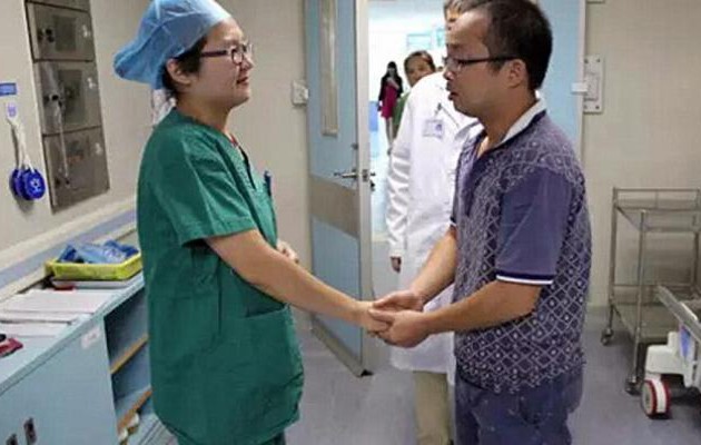 Aπίστευτο: Noσοκόμα θήλασε μωρό κατά τη διάρκεια χειρουργείου (φωτο)