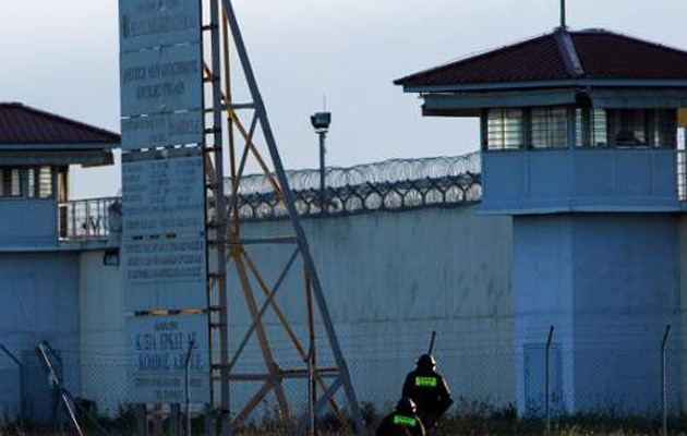Aστυνομικός “μπουμπούκι” ήταν μέλος εγκληματικής οργάνωσης μέσα στις φυλακές Τρικάλων