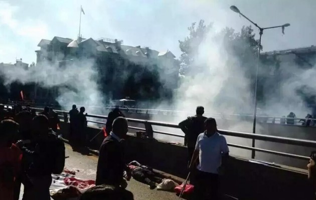 Άγκυρα: Τούρκοι αστυνομικοί χτύπησαν με δακρυγόνα πάνω από τα πτώματα!