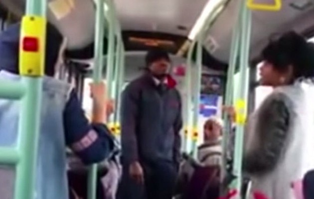 Ρατσιστικό παραλήρημα μέσα σε λεωφορείο – Είστε όλοι τζιχαντιστές (βίντεο)