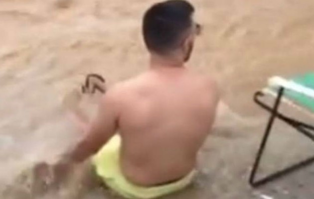 Τρόλαρε τον χείμαρρο που πέρασε από το σπίτι του! Βγήκε με μαγιό και αντηλιακό! (βίντεο)