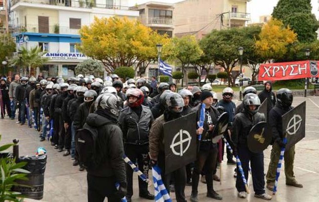 Χρυσαυγίτες συνομιλούν έντρομοι μετά τη δολοφονία Φύσσα (βίντεο)