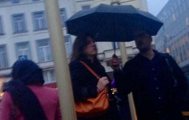 Δεν κόβονται οι συνήθειες: Η Ζωή ψάχνει ταξί και της κρατάνε την ομπρέλα!