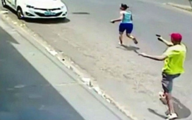 Συγκλονιστικό βίντεο: Αστυνομικός κυνηγά και «γαζώνει» τη γυναίκα του