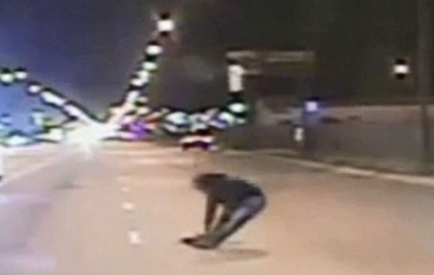 Η στιγμή – σοκ που αστυνομικός σκοτώνει έφηβο με 16 πυροβολισμούς (βίντεο)