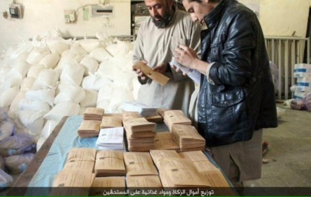 Το Ισλαμικό Κράτος μοιράζει τρόφιμα και χρήματα στο Ιράκ (φωτο)