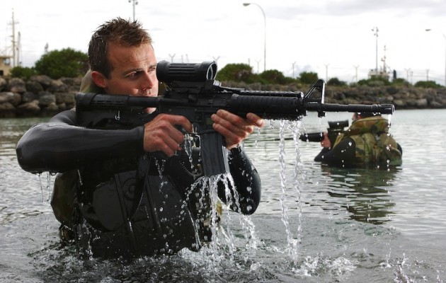 Κομάντος της SAS έχουν αναπτυχθεί σε ολόκληρη τη Βρετανία
