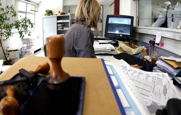 Ένας στους 2 δημόσιους υπαλλήλους θα πάρει αύξηση