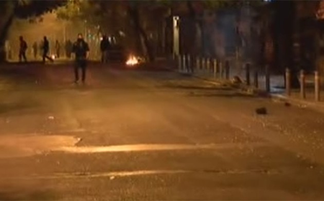 Επεισόδια έξω από το Πολυτεχνείο από αντεξουσιαστές