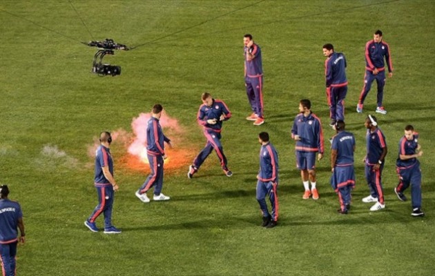 Επεισόδια στη Λεωφόρο πριν το ντέρμπι – Φωτοβολίδα χτύπησε παίκτη του Ολυμπιακού