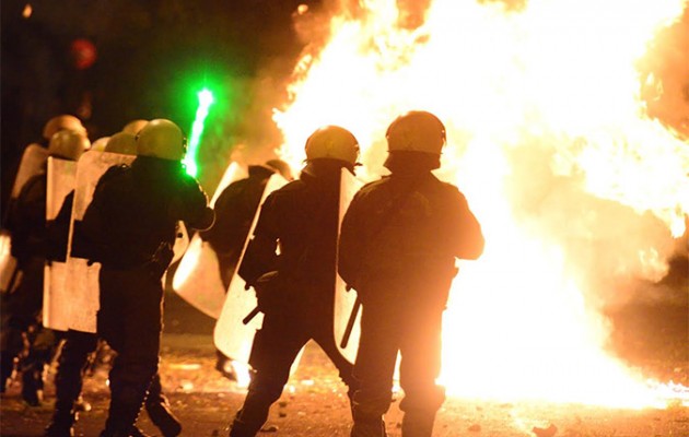 Εξάρχεια: Αντεξουσιαστές επιτίθενται με μολότοφ στα ΜΑΤ (φωτο)