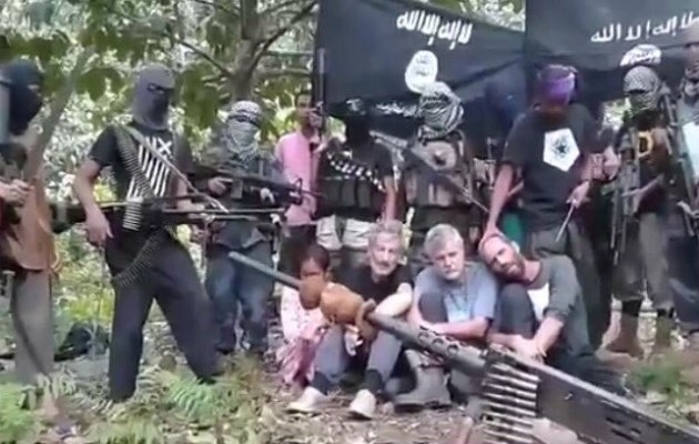 Το Ισλαμικό Κράτος στις Φιλιππίνες απειλεί με αποκεφαλισμό τουρίστες ομήρους (βίντεο)