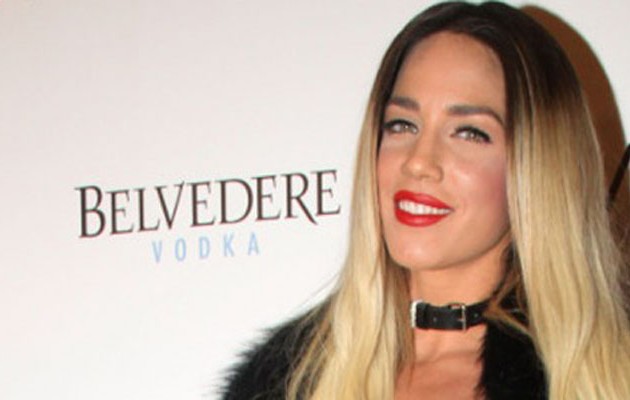 H Στικούδη εμφανίστηκε δημόσια με σουτιέν και… ζαρτιέρες (φωτο)