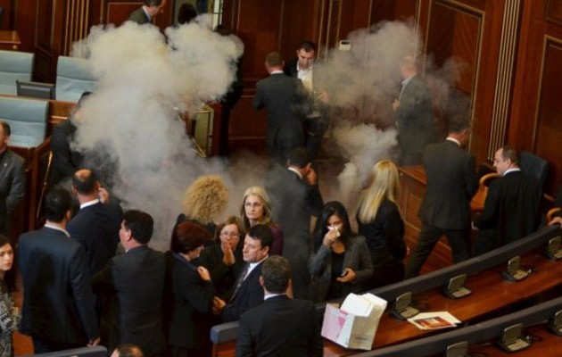 “Ρινγκ” η Βουλή στο Κόσοβο: Βουλευτές έριξαν δακρυγόνο (βίντεο)