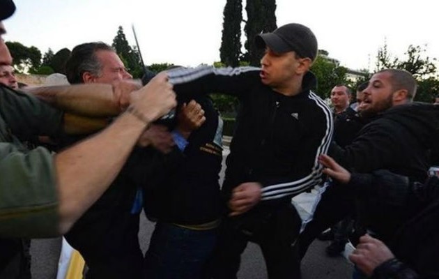 Στη ΓΑΔΑ δύο ακόμα χρυσαυγίτες που χτύπησαν τον Κουμουτσάκο