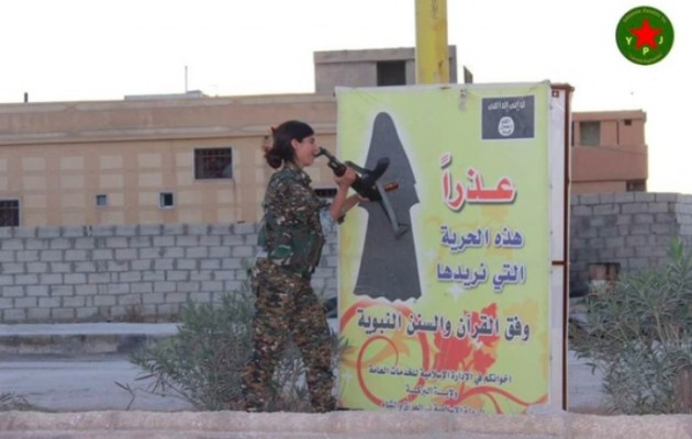 Κούρδισσα αντάρτισσα καταστρέφει αφίσα που θέλει τις γυναίκες πρωτόγονες!