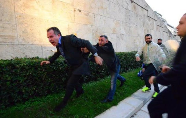 Συνελήφθη 22χρονος που συμμετείχε στην ομάδα που έδειραν τον Κουμουτσάκο