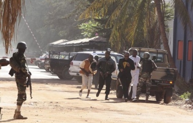 Τζιχαντιστές κρατούν 170 ομήρους (και Ευρωπαίους) σε ξενοδοχείο στο Μάλι (φωτο)