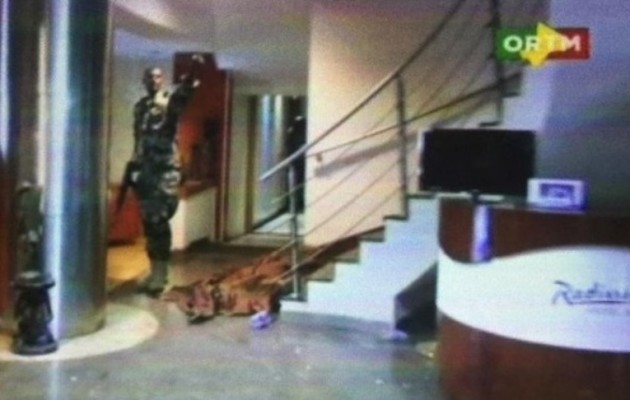 Τζιχαντιστές μέλη της Αλ Κάιντα χτύπησαν το ξενοδοχείο στο Μάλι