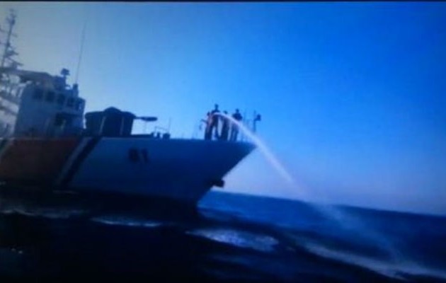 Βίντεο πρόκληση: Τούρκοι ρίχνουν με κανόνι νερού σε πρόσφυγες που θαλασσοπνίγονται