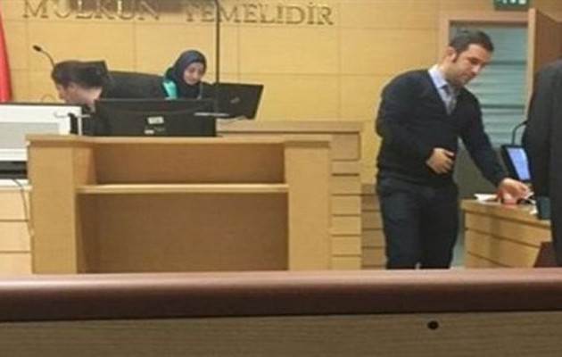Για πρώτη φορά στα χρονικά της Τουρκίας φόρεσε μαντίλα γυναίκα δικαστής