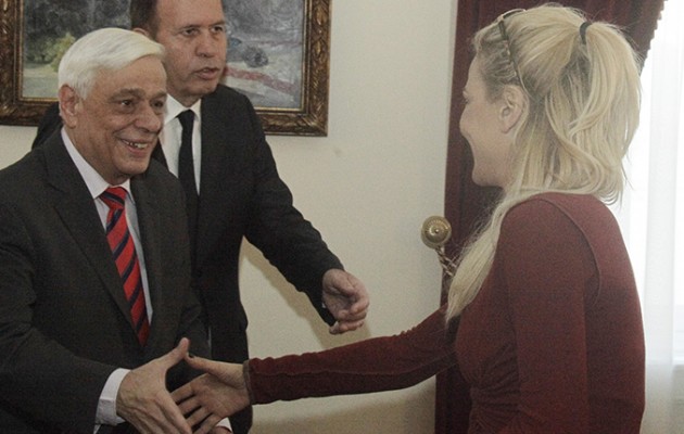 H Δήμητρα Ματσούκα  έκλεψε την παράσταση στο Προεδρικό Μέγαρο (φωτο)