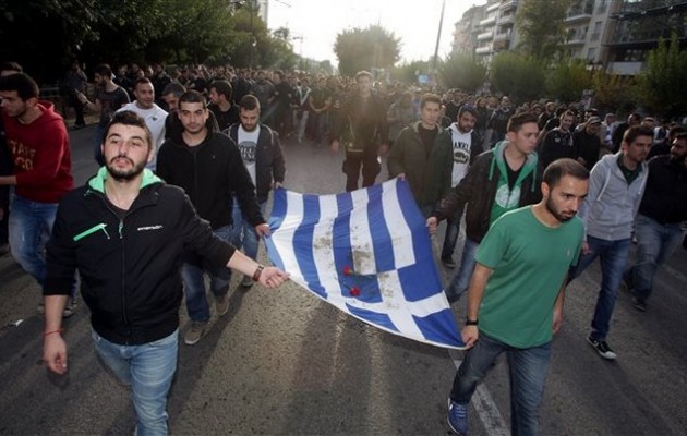 Με τη ματωμένη γαλανόλευκη μπροστά η πορεία για το Πολυτεχνείο