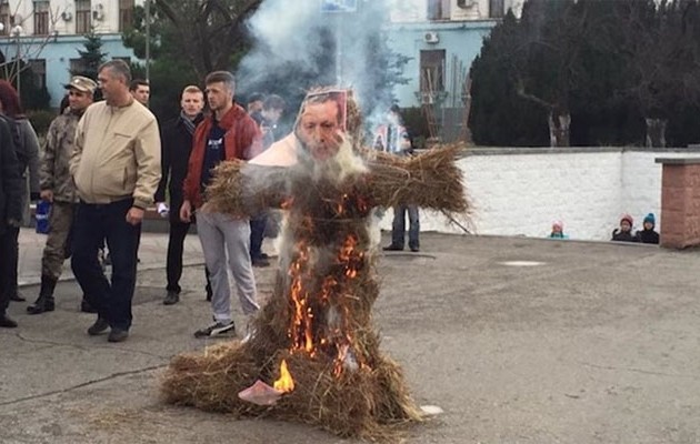 Ρώσοι διαδηλωτές έκαψαν ομοίωμα του Ερντογάν