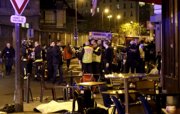 Χάος στο Παρίσι: 40 νεκροί – 100 όμηροι – Πολλοί τραυματίες (βίντεο)