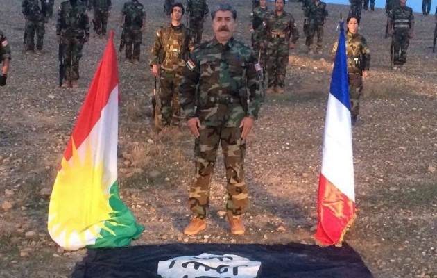 Παγκόσμια συγκίνηση! Οι Κούρδοι ύψωσαν τη γαλλική σημαία στα χαρακώματα (φωτο)