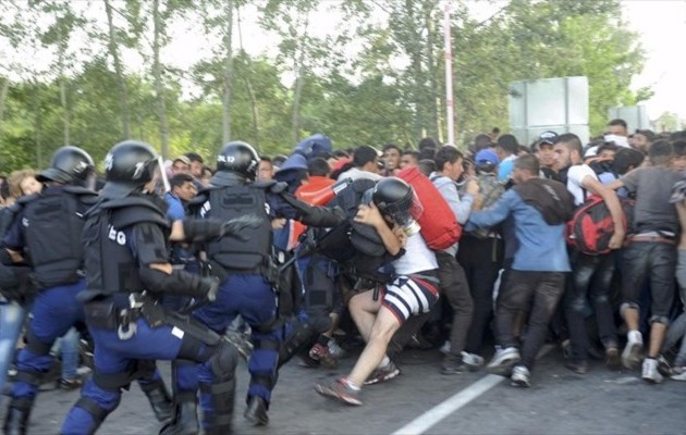 Γερμανός Ευρωβουλευτής: Ακόμη και με όπλα η απώθηση των προσφύγων