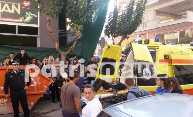 Έπεσε από το μπαλκόνι πάνω στη… μητέρα της (φωτο + βίντεο)