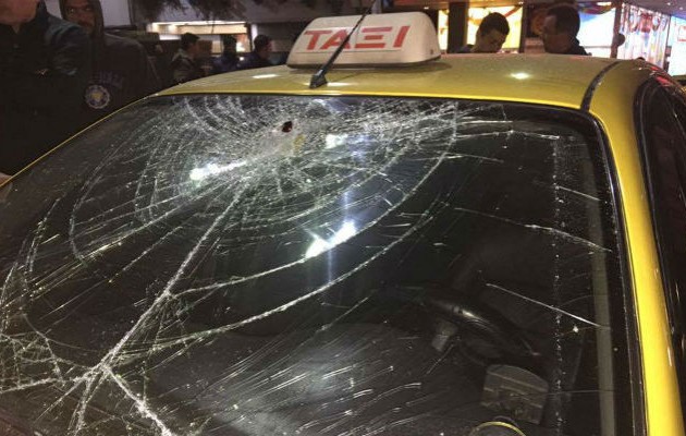 Επίθεση οπαδών ομάδας σε οδηγό ταξί με κράνη και φωτοβολίδες (φωτο)