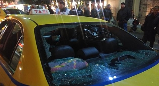 30 άτομα επιτέθηκαν σε ταξί που μετέφερε αλλοδαπούς στην οδό Αθηνάς