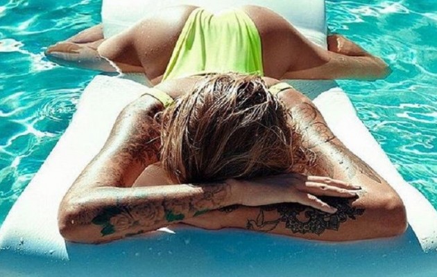 Η Tina Louise τρελαίνεται για… μανίκια (φωτογραφίες)