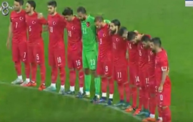 Οι Τούρκοι “φίλαθλοι” γιούχαραν στο ένα λεπτό σιγής για τη σφαγή στο Παρίσι (βίντεο)