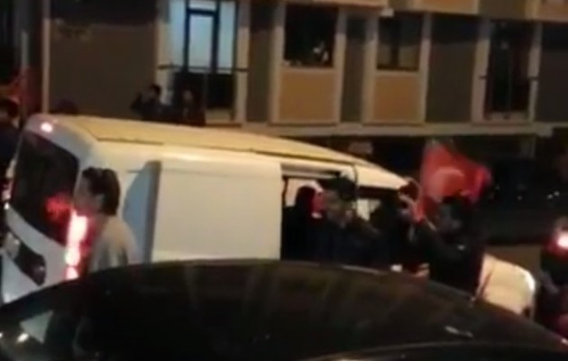 Ισλαμιστές οπαδοί του Ερντογάν σε έξαλλη κατάσταση έξω από τηλεοπτικό σταθμό (βίντεο)
