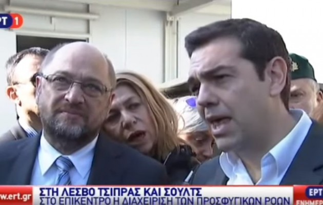 Τσίπρας και Σουλτς έβλεπαν βάρκα με πρόσφυγες να φτάνει στη Λέσβο (βίντεο)