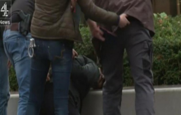 Καρέ καρέ η σύλληψη τζιχαντιστή για το χτύπημα στο Παρίσι (βίντεο)