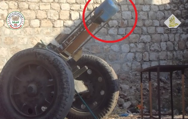 Δείτε τζιχαντιστές με πρωτόγονα κανόνια να βομβαρδίζουν κατοικημένες περιοχές (βίντεο)