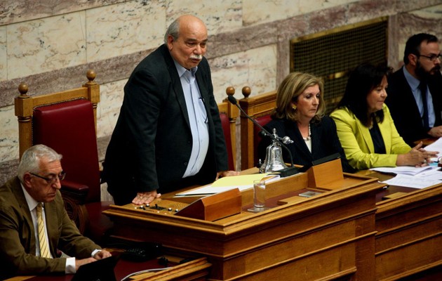 Συμμαζεύει τη Βουλή ο Βούτσης – Καταργεί μετακλητούς και προνόμια πρώην πρωθυπουργών