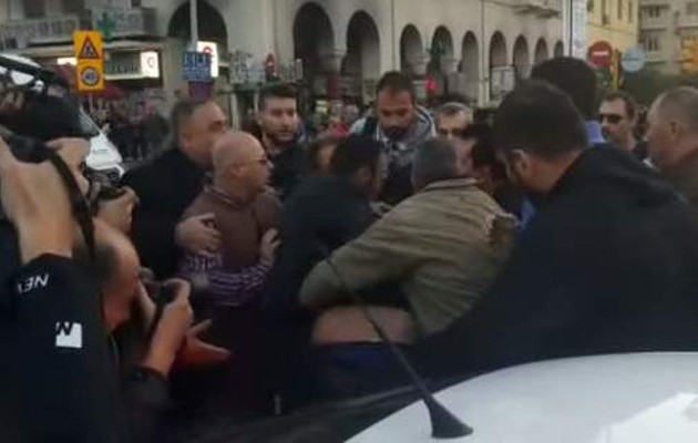 Πόντιοι πλάκωσαν στο ξύλο Xρυσαυγίτες (βίντεο)