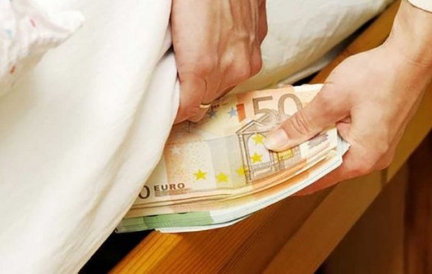 Πώς θα δηλωθούν στο πόθεν έσχες τα λεφτά στο “στρώμα” και τα χρυσαφικά