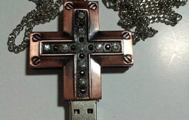 Κύπρος: Αρχιεπίσκοπος hi-tech – Δώρισε σταυρούς USB